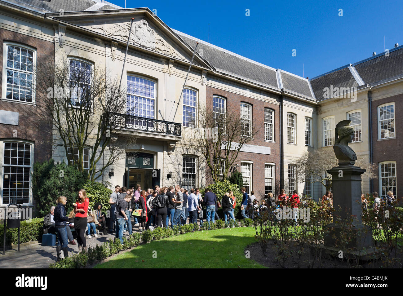 Les étudiants en face de l'édifice historique Oudemanhuispoort dans l'Université d'Amsterdam, Amsterdam, Pays-Bas Banque D'Images