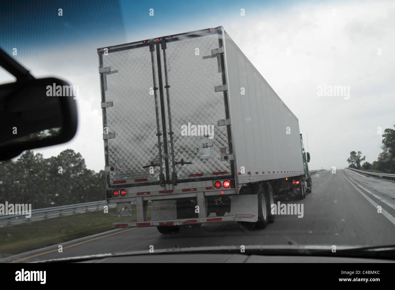 Vero Beach Florida,Interstate 95,I 95,autoroute,18 roues,semi-remorque tracteur,camion,dépassement,sécurité de conduite,clignotant,changement de voie,les visiteurs voyagent Banque D'Images