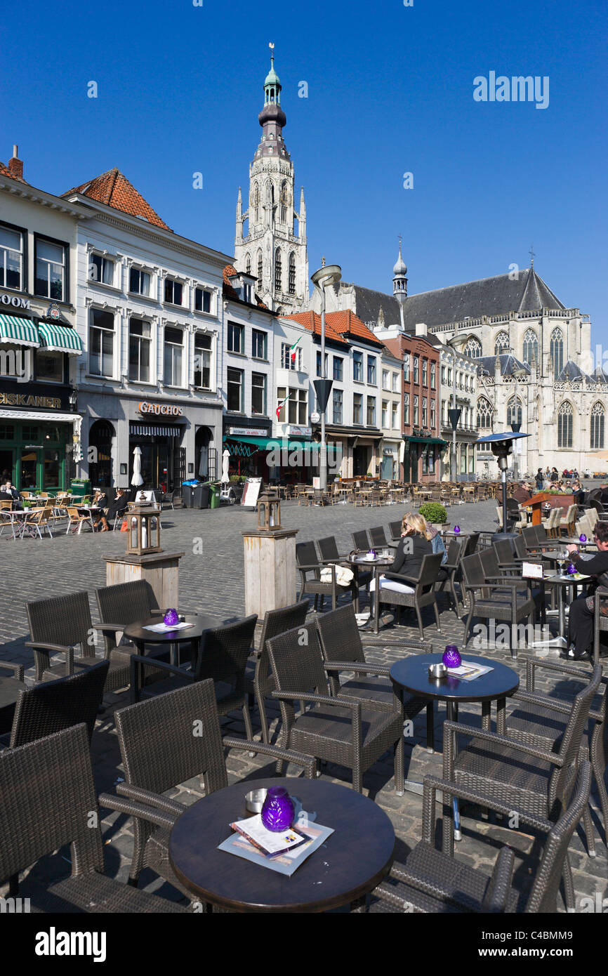 Sidewalk cafe dans la Grand Place (place principale) avec la Grote Kerk derrière, Breda, Pays-Bas Banque D'Images