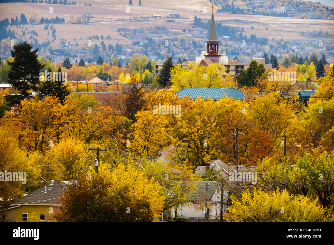 À partir de la North Hills, Missoula, Montana présente une couverture des arbres à feuillage brillant de roulement au cours de l'automne. Banque D'Images