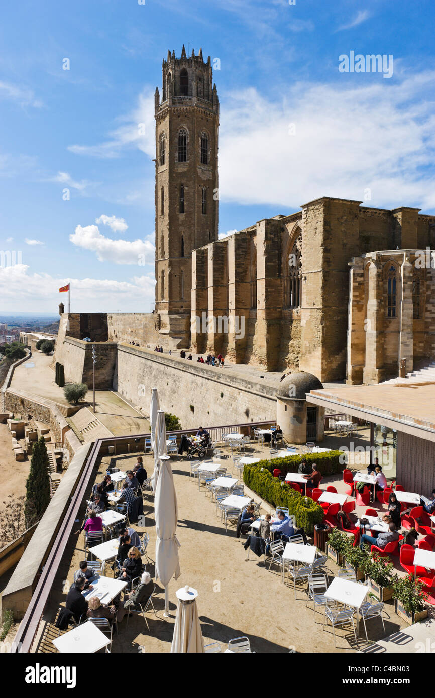 Terrasse de café avec vue sur la Seu Vella (ancienne cathédrale), Lleida (Lérida), Catalogne, Espagne Banque D'Images