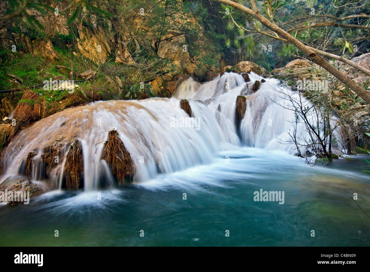 L'une des nombreuses chutes d'eau à Polylimnio, un lieu de beauté naturelle exceptionnelle à la préfecture de Messénie, Péloponnèse, Grèce Banque D'Images