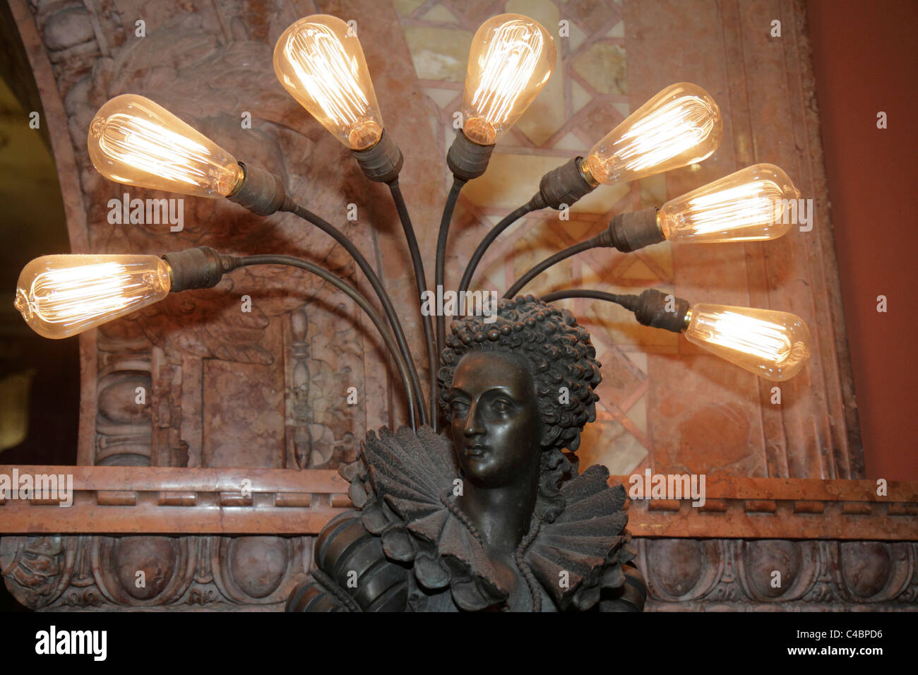 Saint Augustine Floride, Flagler College, ancien hôtel Ponce de Leon, détail ornemental, gros plan, hall, lampe, ampoule style Edison, les visiteurs voyagent t Banque D'Images