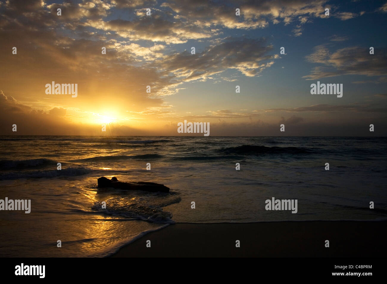 Le soleil se lève dans la Riviera Maya au large de la mer des Caraïbes à Tulum, Mexique, péninsule du Yucatan Banque D'Images Le soleil se lève dans la Riviera Maya au large de la mer des Caraïbes à Tulum, Mexique, péninsule du Yucatan Banque D'Images