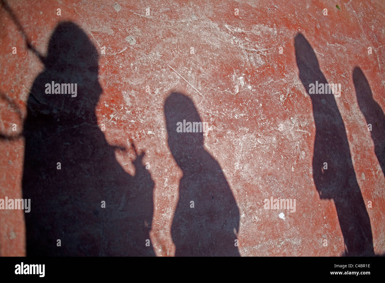 L'ombre d'un médium est moulé sur le terrain alors qu'il effectue sur les pèlerins dans les rituels de guérison Espinazo, Nuevo Leon, Mexique de l'état. Banque D'Images