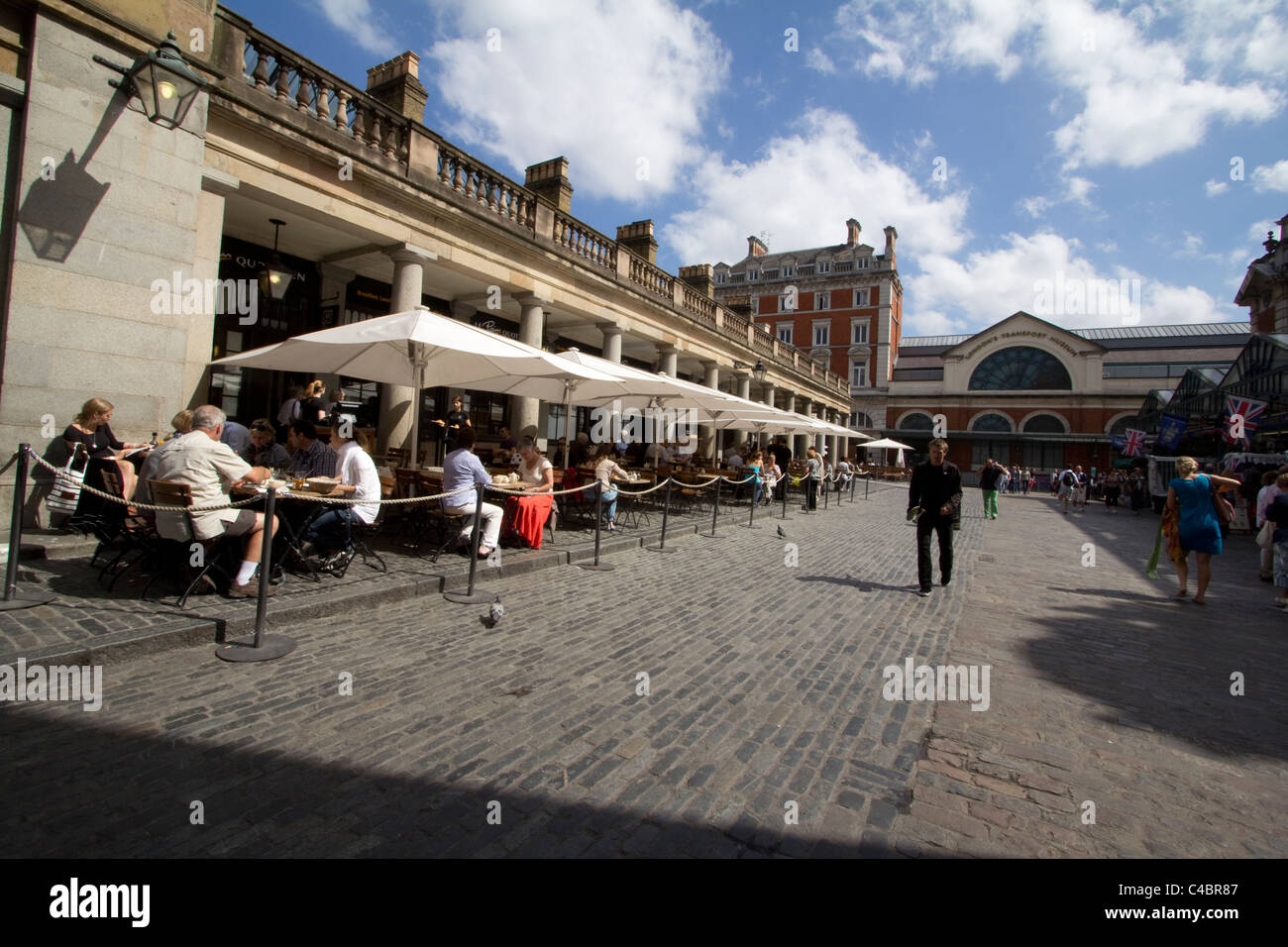 Covent Garden de Londres avec diners assis dehors en plein air cafe Banque D'Images