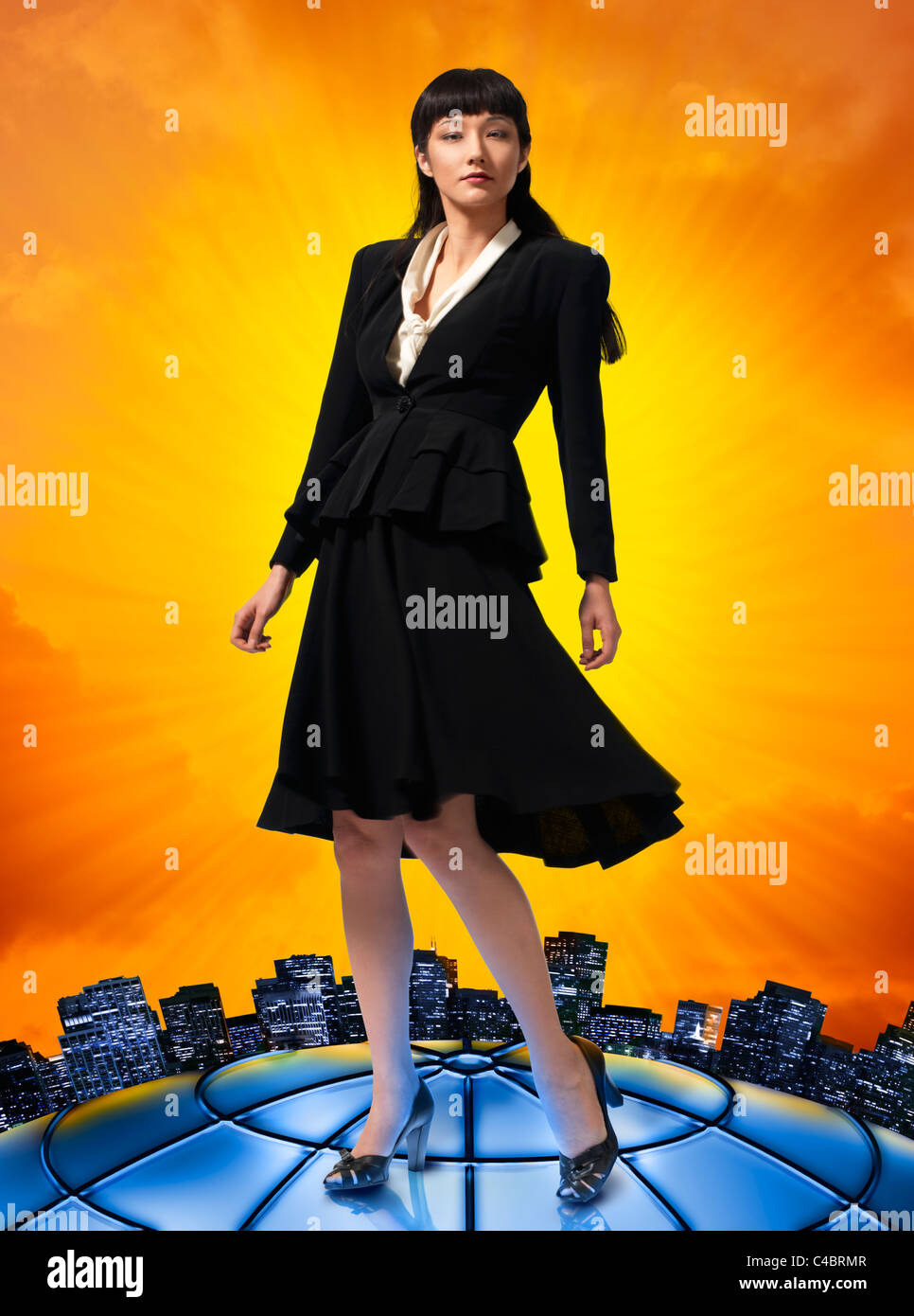 Asian Businesswoman standing on lucarne contre le coucher du soleil et la ligne d'horizon dans le style bande dessinée Banque D'Images