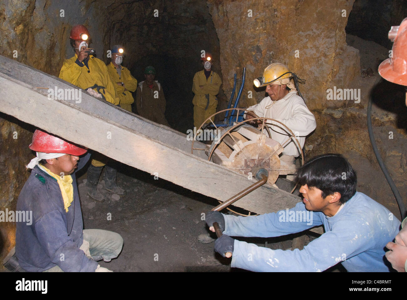 La Bolivie, Potosi, coopérative, la visite de la mine de Potosi (la colline Cerro Rico), l'intérieur de la mine, des mineurs travaillant Banque D'Images