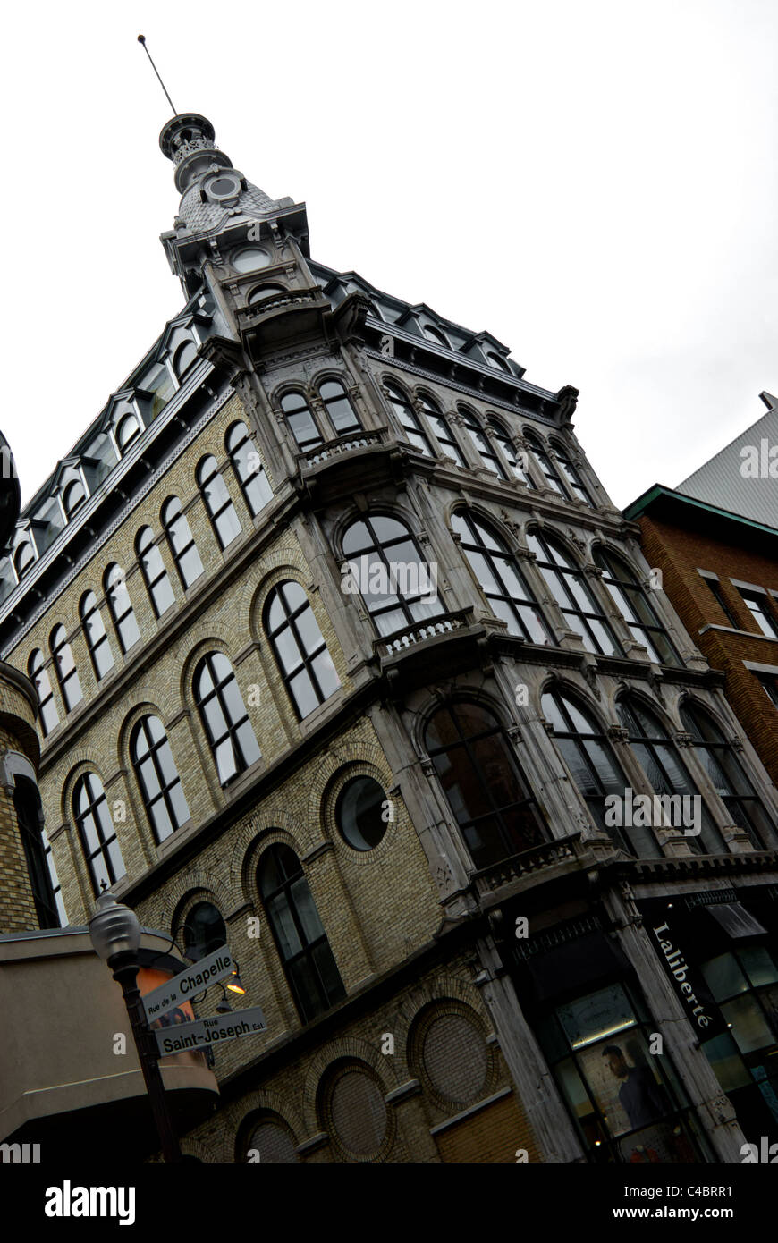 Immeuble du patrimoine au coin de la rue de la Chapelle et St Joseph Laliberte fur shop quartier Saint-Roch Québec dans la pluie Banque D'Images