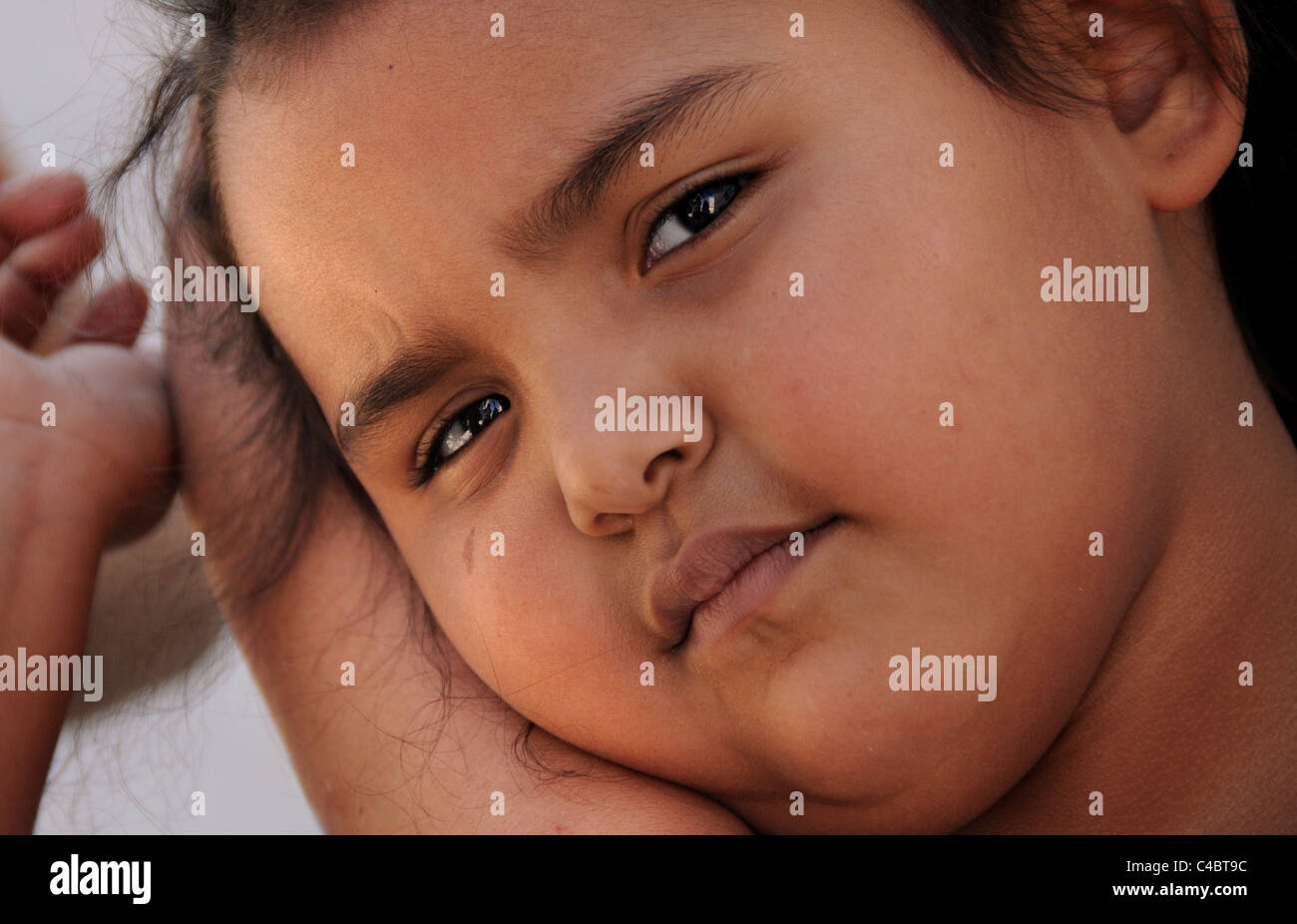 Une jeune fille, qui s'accroche à sa mère en autel, Sonora, Mexique, l'espoir d'émigrer aux États-Unis. Banque D'Images