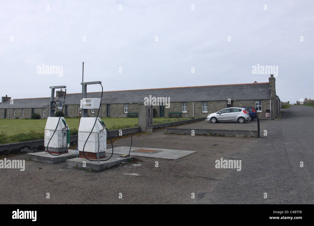 Pompes à essence anciennes à l'extérieur de l'atelier l'Écosse Orcades Westray Papa Mai 2011 Banque D'Images