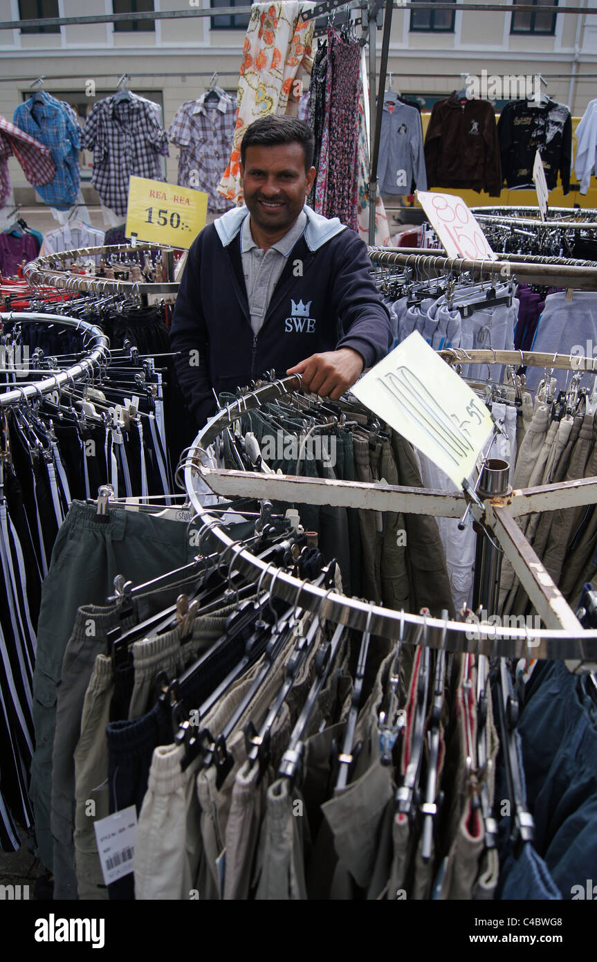 Vente de vêtements homme du sud de l'Europe sur un marché en Suède Banque D'Images