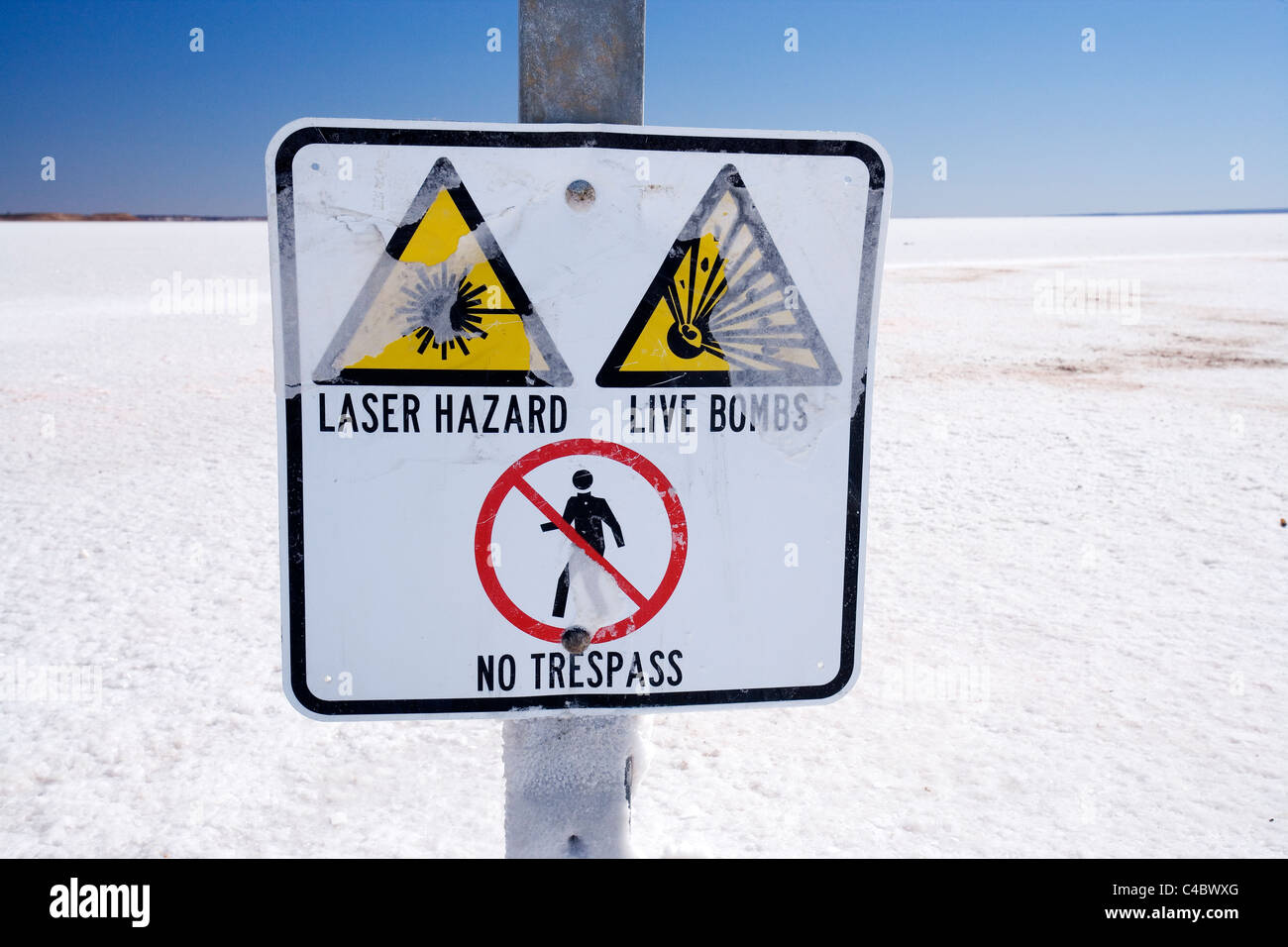 Panneau d'avertissement sur le Lac Hart, Zone Interdite de Woomera, Stuart Highway près de Woomera, Outback, l'Australie du Sud, Australie Banque D'Images