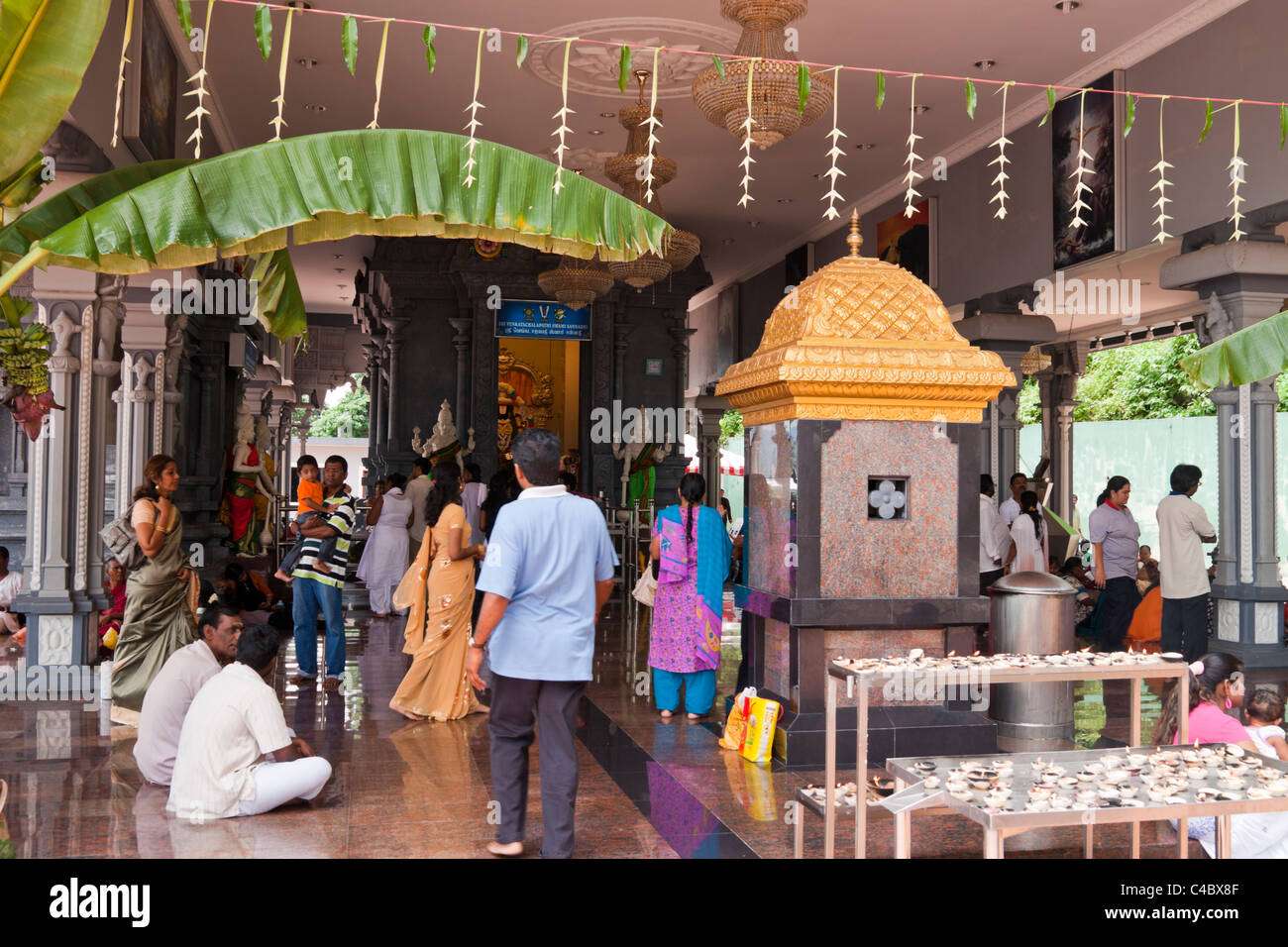 Détail de temple et la population locale. Photo a été prise le 25 septembre 2010 près de grottes de Batu à Kuala Lumpur, Malaisie. Banque D'Images