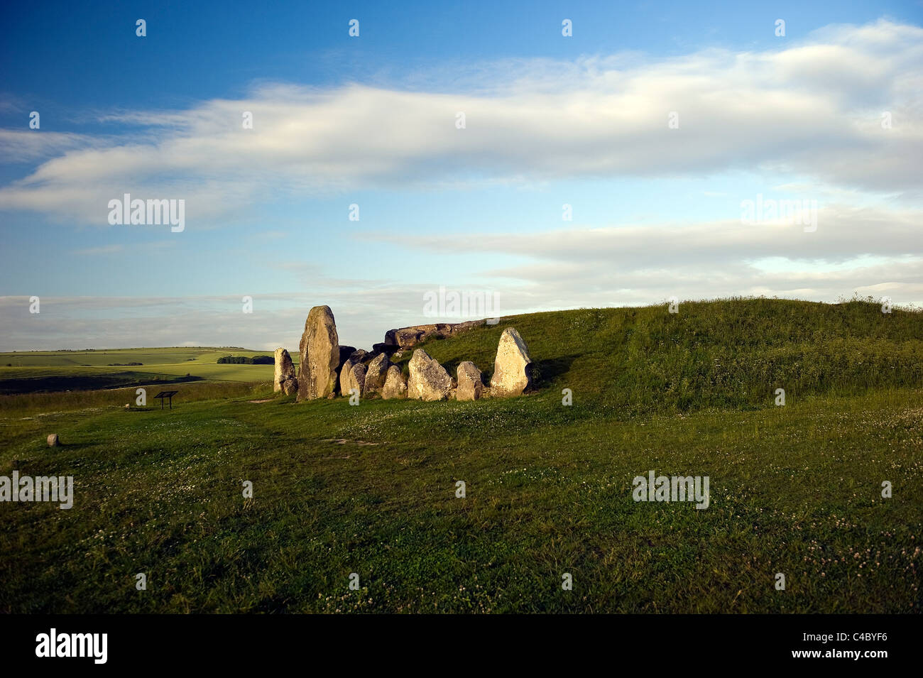 West Kennet Long Barrow, sépulture néolithique, près d'Avebury, Wiltshire, Royaume-Uni Banque D'Images
