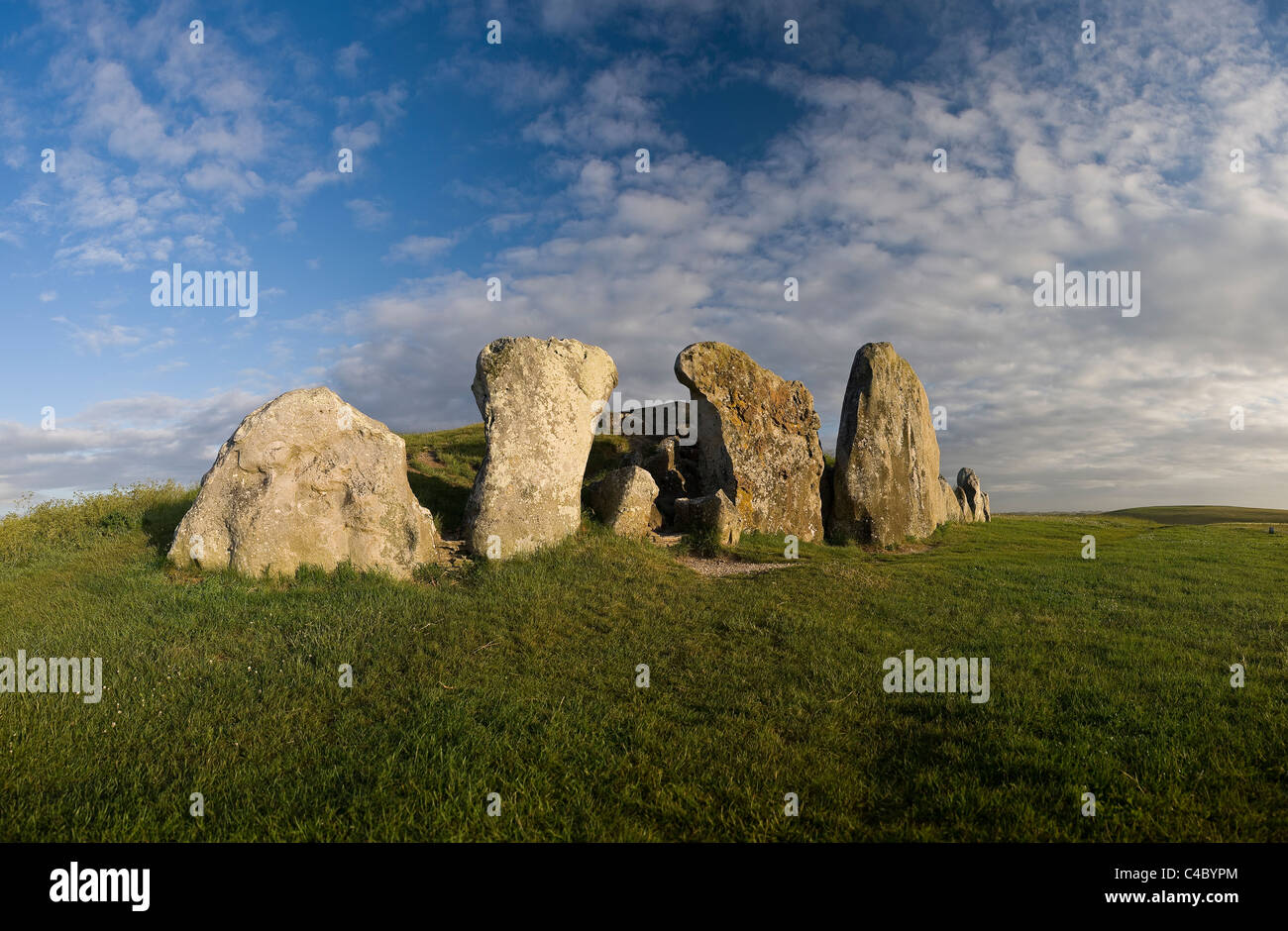 West Kennet Long Barrow, sépulture néolithique, près d'Avebury, Wiltshire, Royaume-Uni Banque D'Images