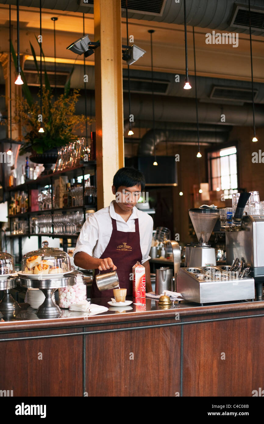 Barista au King Street Cafe. Perth, Western Australia, Australia Banque D'Images