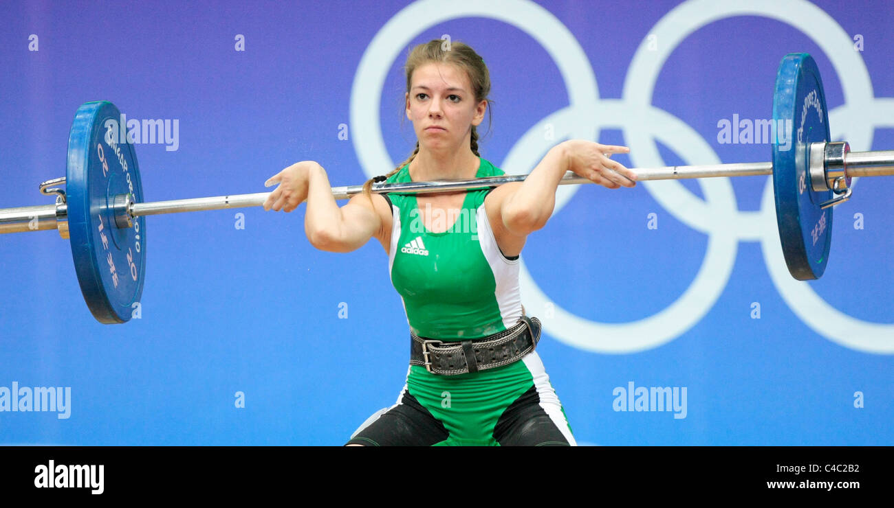La Hongrie Lilla Berki en action au cours de sa propre routine et jerk. Banque D'Images