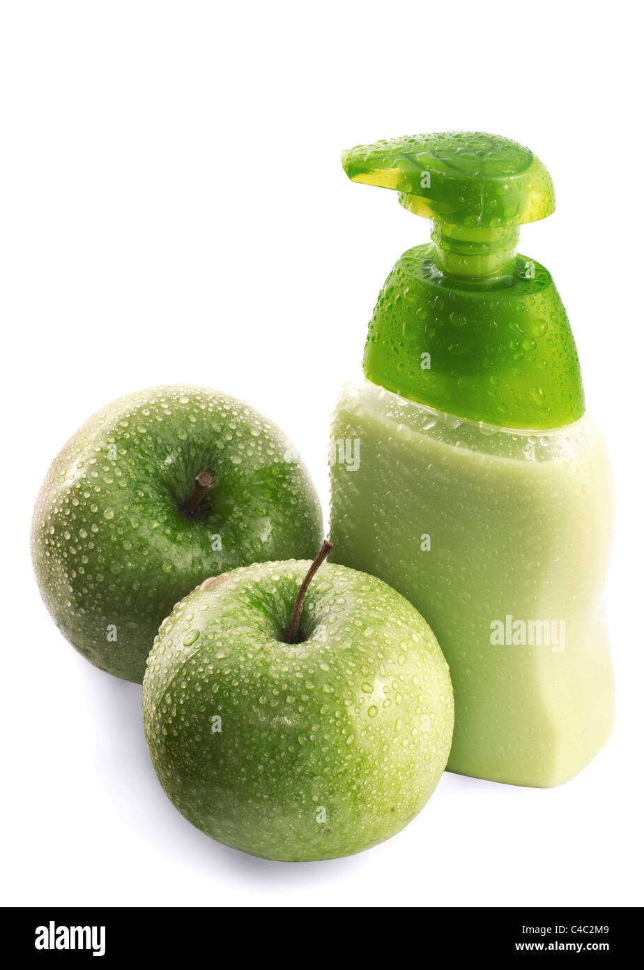 La pomme verte et du savon liquide avec de l'eau gouttes isolated on white Banque D'Images