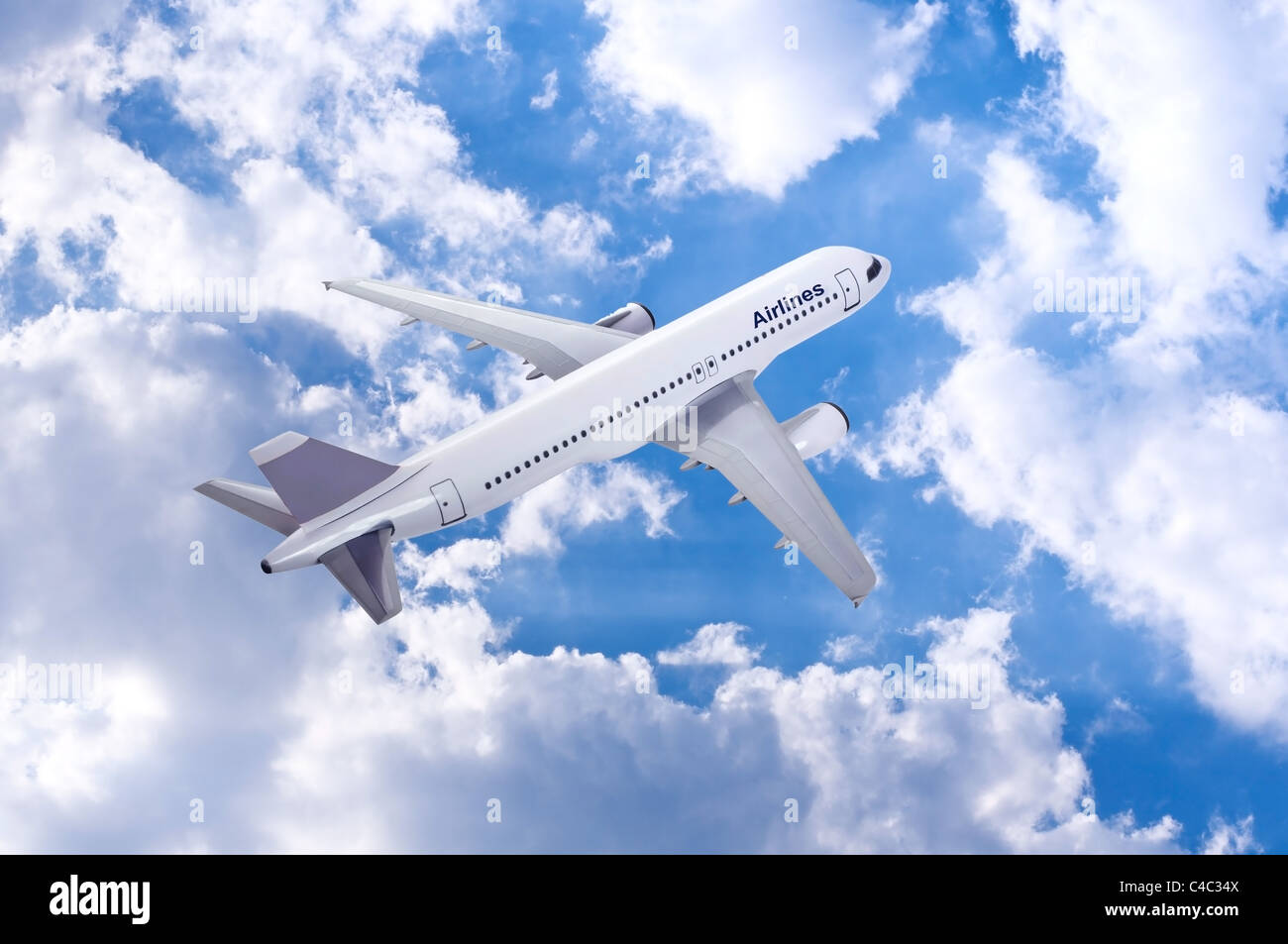Avion de modèle sur fond de ciel nuageux Banque D'Images