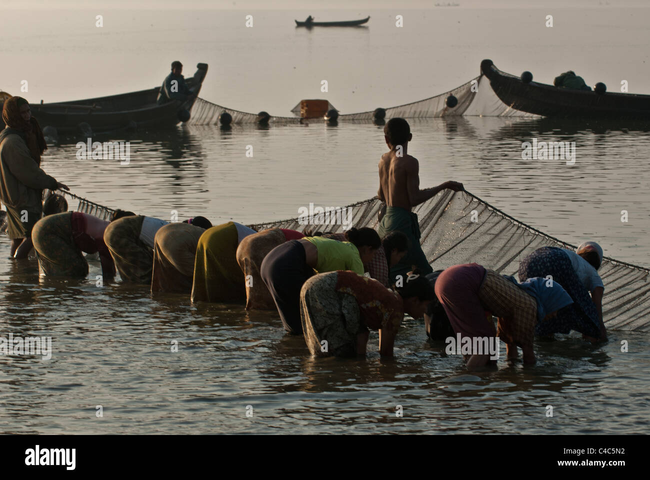 Lac Taungthaman à l'aube avec la communauté travaillent ensemble afin d'apporter en filet de pêche Banque D'Images