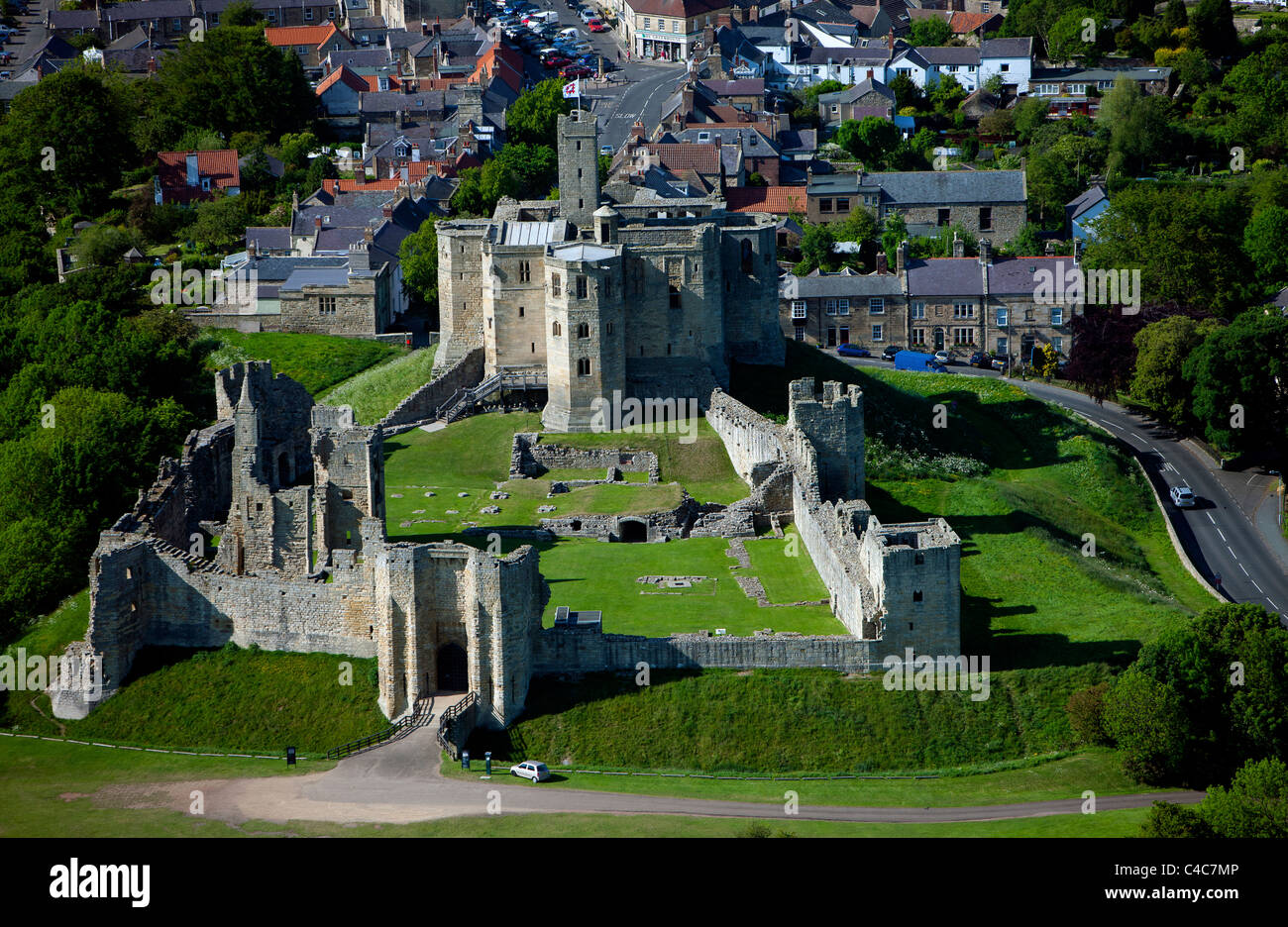Vue aérienne du château de Warkworth et Château de Warkworth, Northumberland, England Banque D'Images