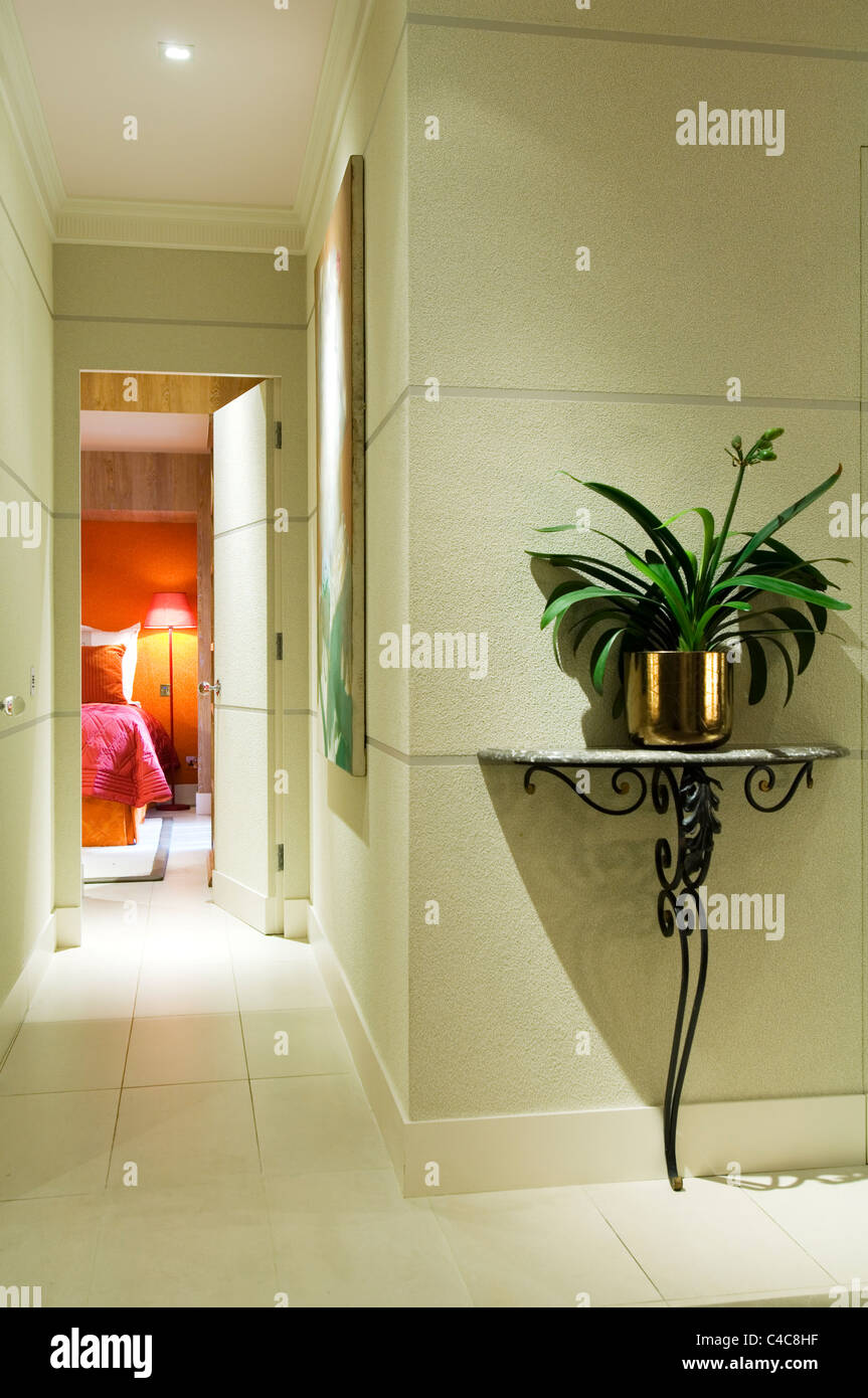 Plante En Pot D Or Sur Le Tableau Mural Avec Jambes En Fer Forge Photo Stock Alamy