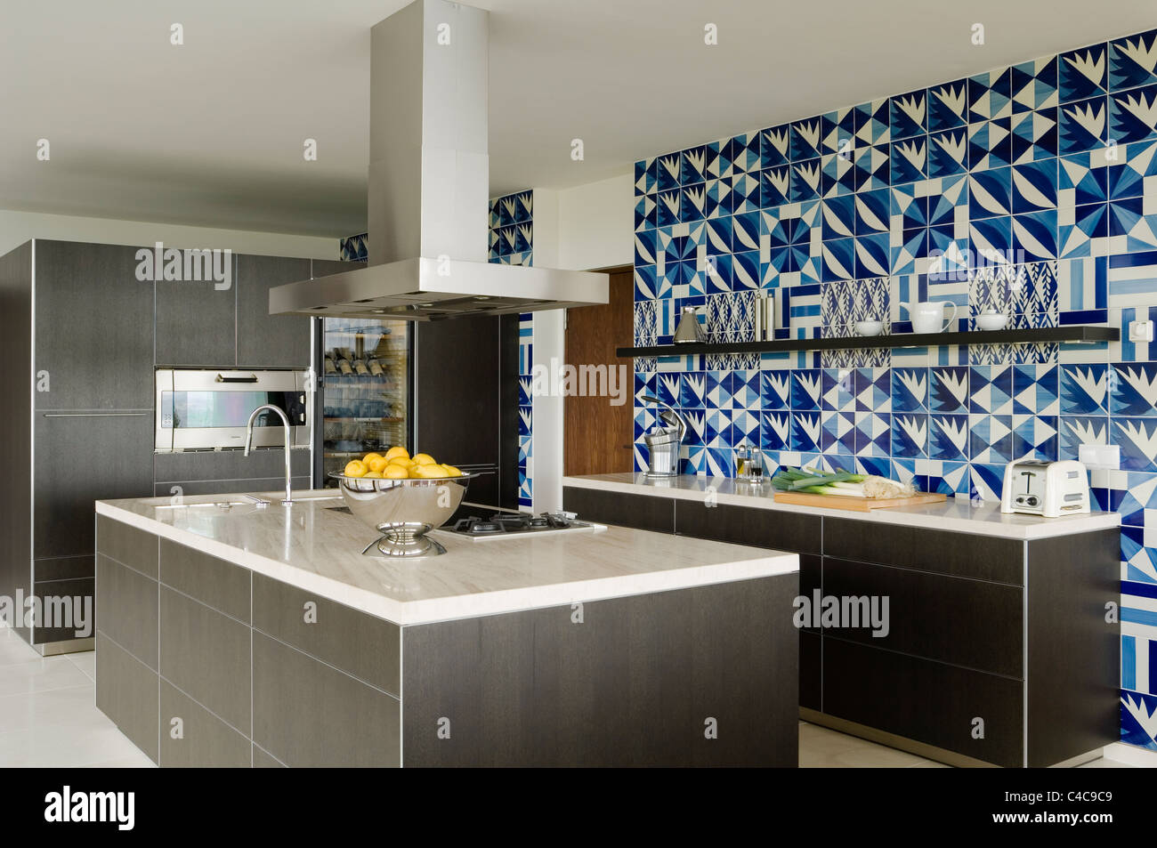 Chêne Gris Foncé Bulthaup Cuisine Avec Carrelage Bleu Et
