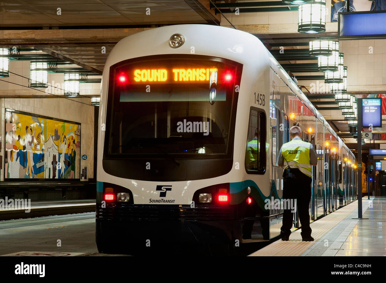 Sound Link Light Rail Transit train à Westlake Street Station, métro Tunnel, Seattle, Washington, USA Banque D'Images