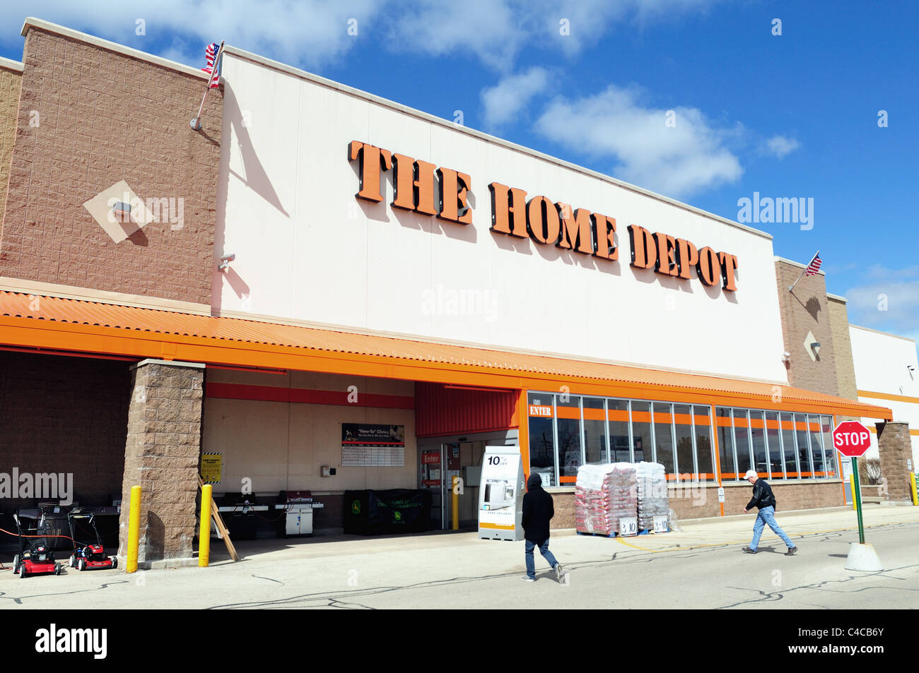 Les consommateurs sur leur chemin à un magasin Home Depot dans la banlieue de Chicago. Bartlett, Illinois, USA. Banque D'Images
