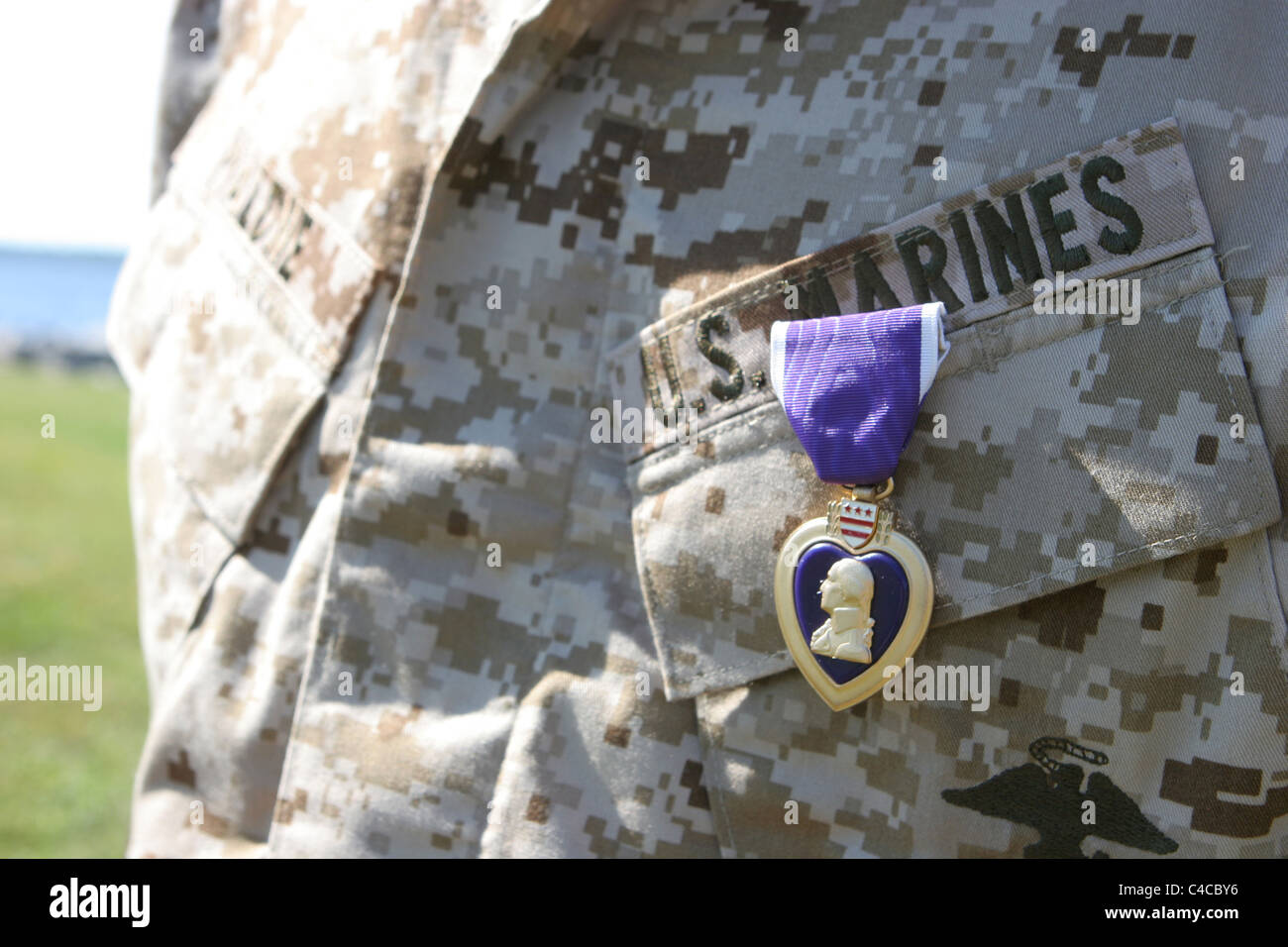 Une aire marine porte le Purple Heart fièrement la médaille après réception de celui-ci au cours d'une cérémonie Camp Lejeune, N.C. Banque D'Images