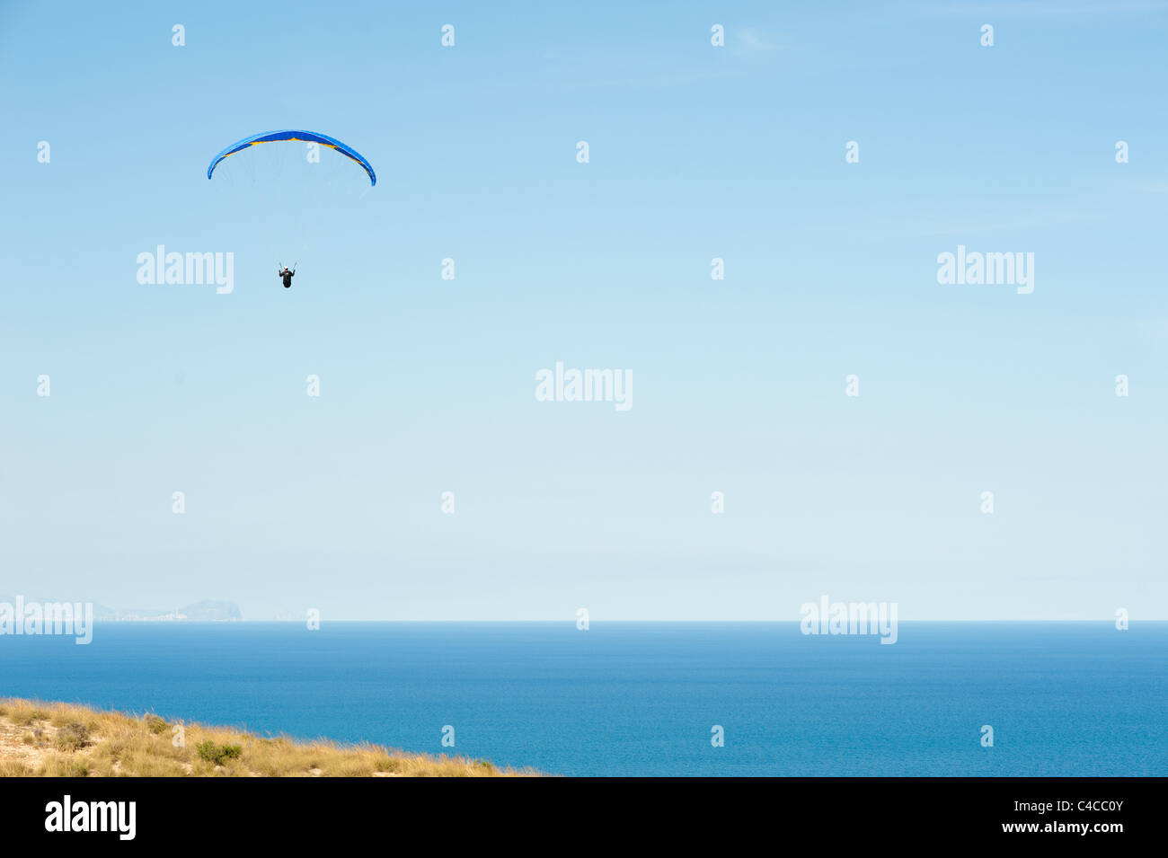 Parapentiste solitaire bénéficie d'une vue sur sur la Méditerranée Banque D'Images