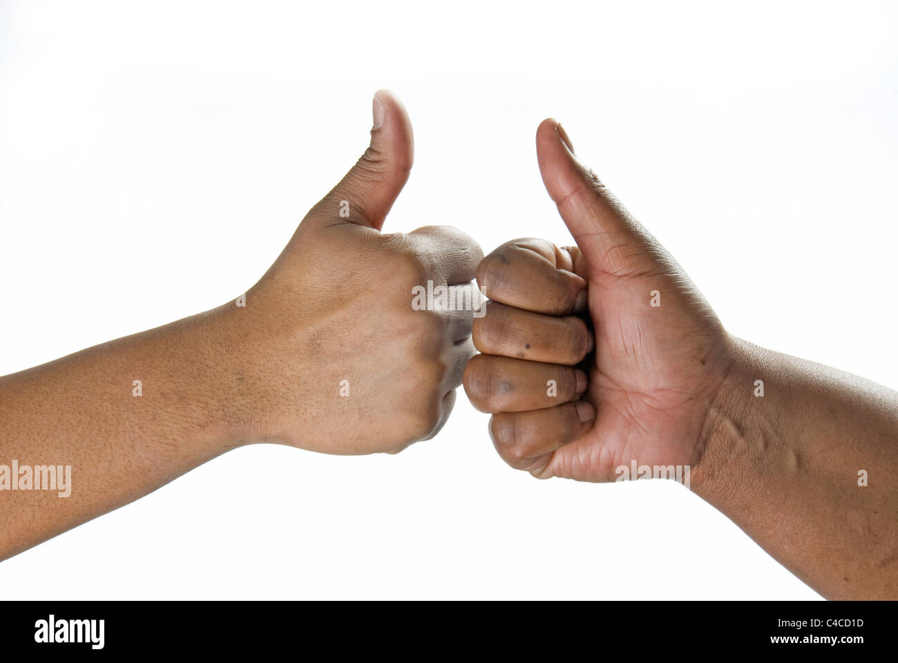 Deux d'Afrique ses mains avec de Thumbs up & poings toucher montrant le succès. Banque D'Images