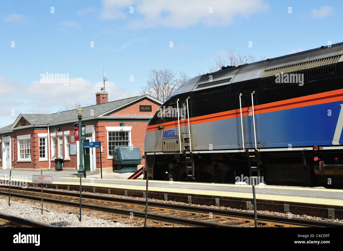 La locomotive du train de banlieue Metra conduit qui se termine sa course à Elgin, Illinois Le train relie Chicago avec la banlieue Nord-Ouest. Elgin, Illinois, USA. Banque D'Images