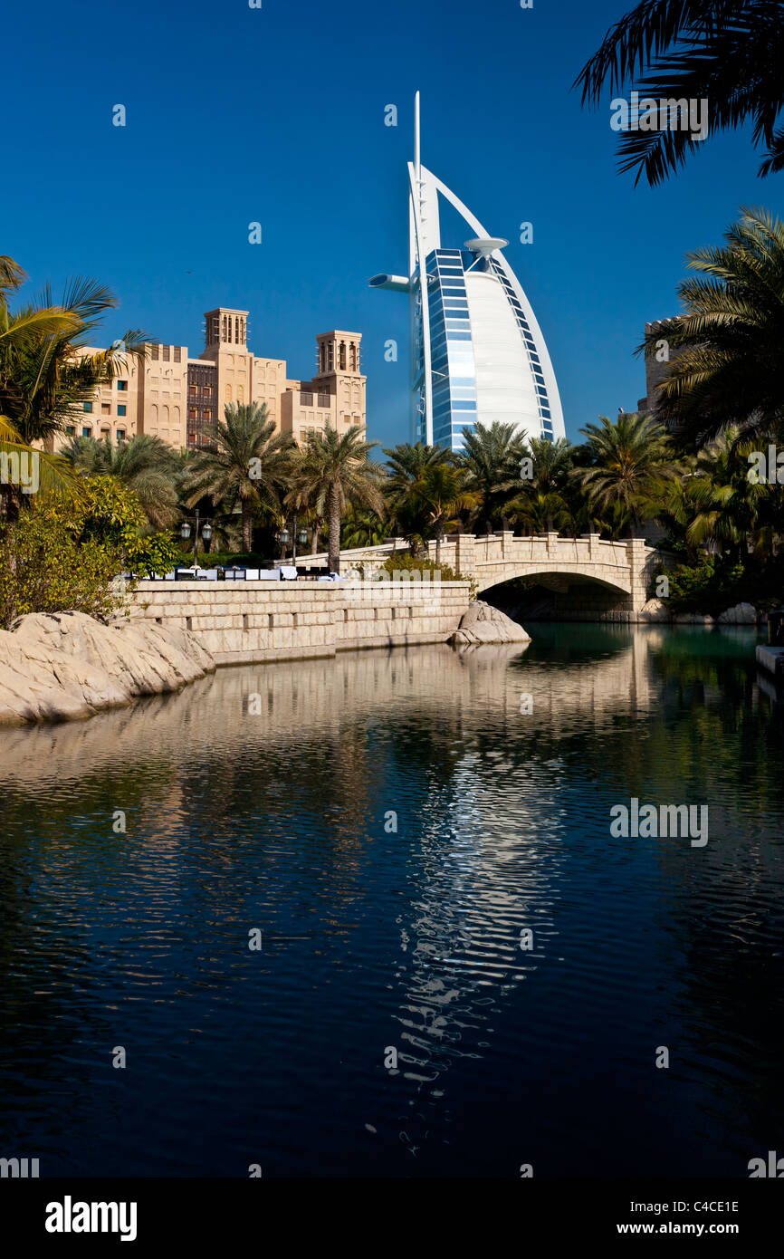 Le Madinet Jumeirah et l'hôtel Burj al Arab à Dubaï, Émirats arabes unis. Banque D'Images