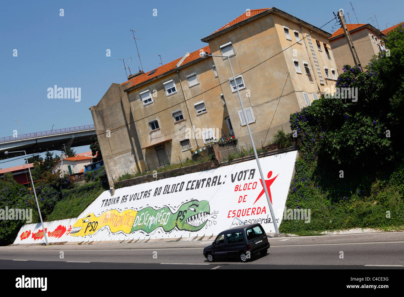 Des slogans politiques de gauche appel pour une "troïka" comme une alternative au bloc central à Lisbonne, Portugal. Banque D'Images
