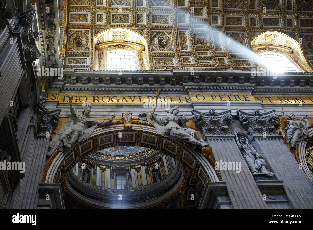 Passage voûté et plafond à la basilique Saint Pierre, Rome, Italie Banque D'Images