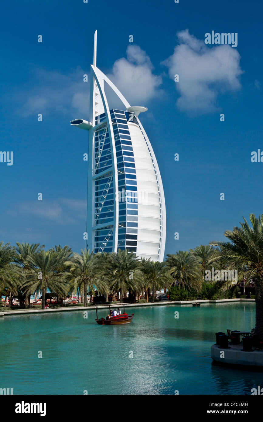 Le Madinet Jumeirah et l'hôtel Burj al Arab à Dubaï, Émirats arabes unis. Banque D'Images
