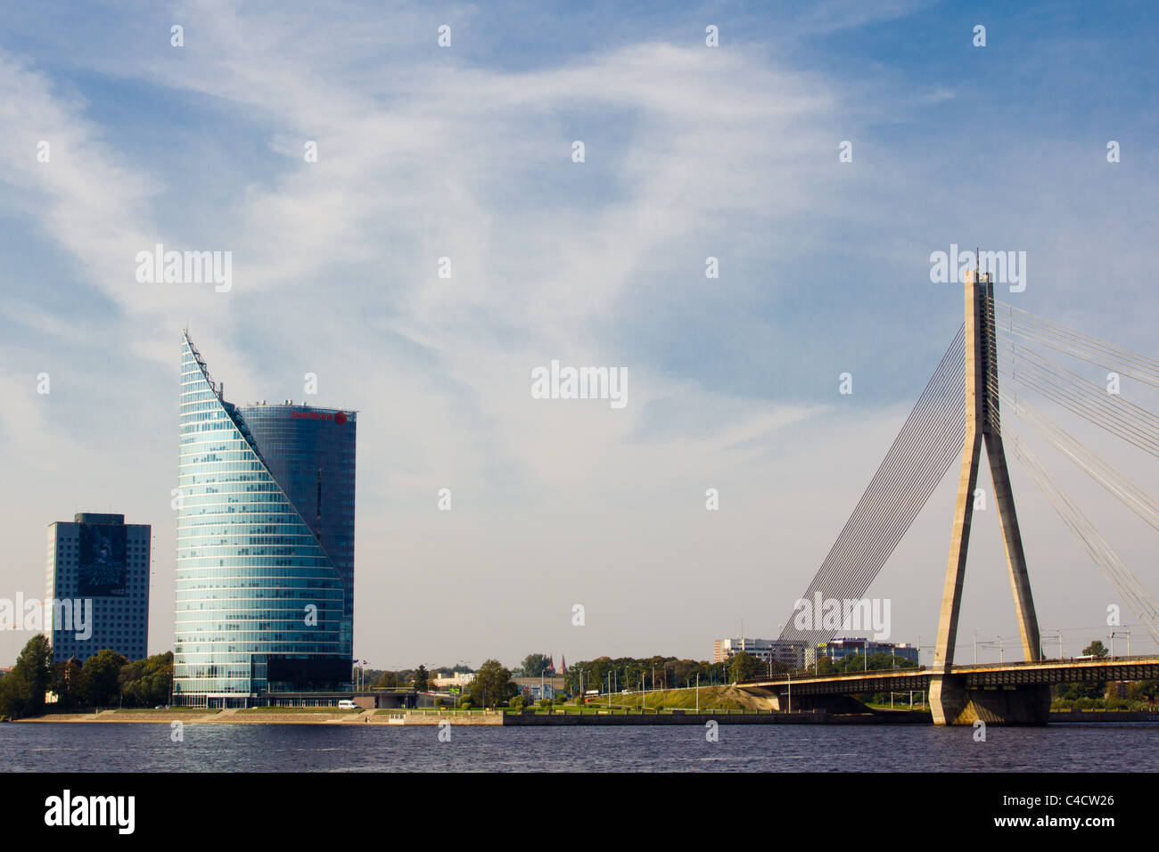 Bank Building avec Vansu pont sur la rivière Daugava à Riga en Lettonie Banque D'Images