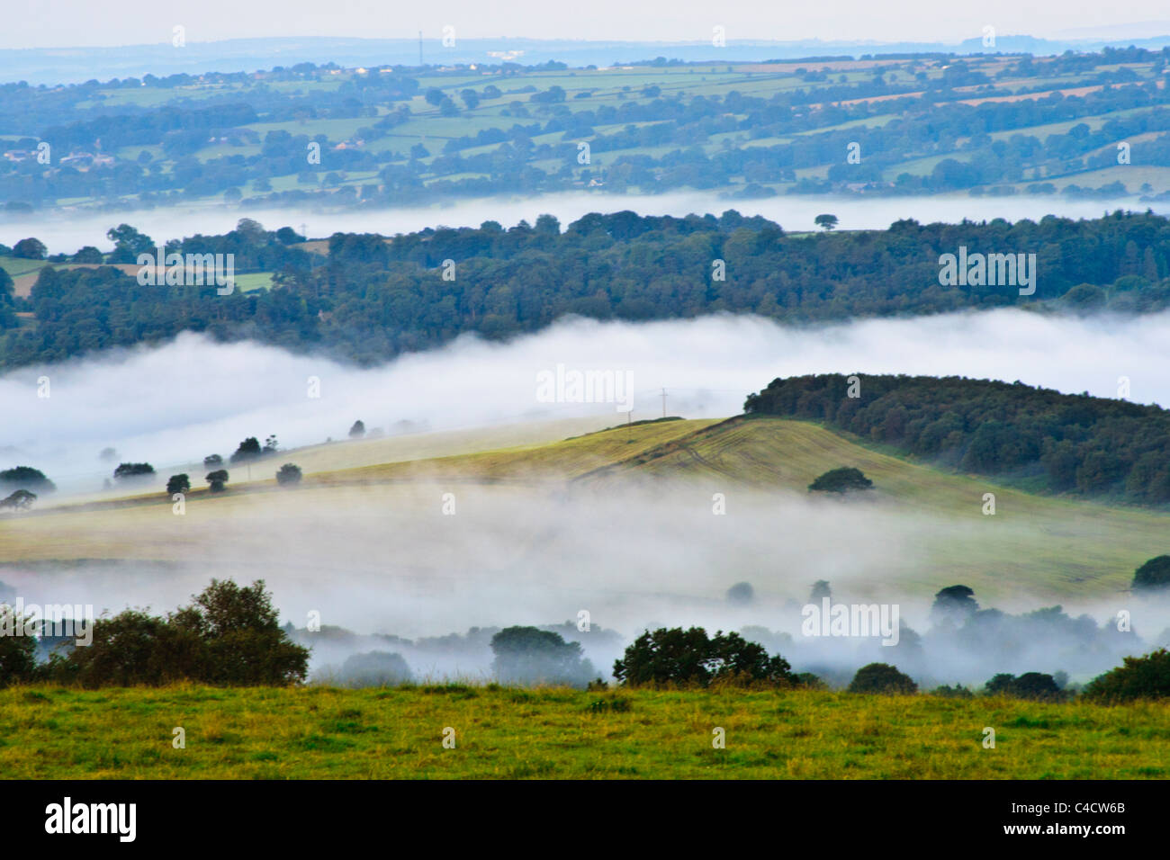 Donnant sur le poireau dans Staffordshire avec la brume matinale se trouvant dans les vallées avec des sommets de collines dépassant. Banque D'Images