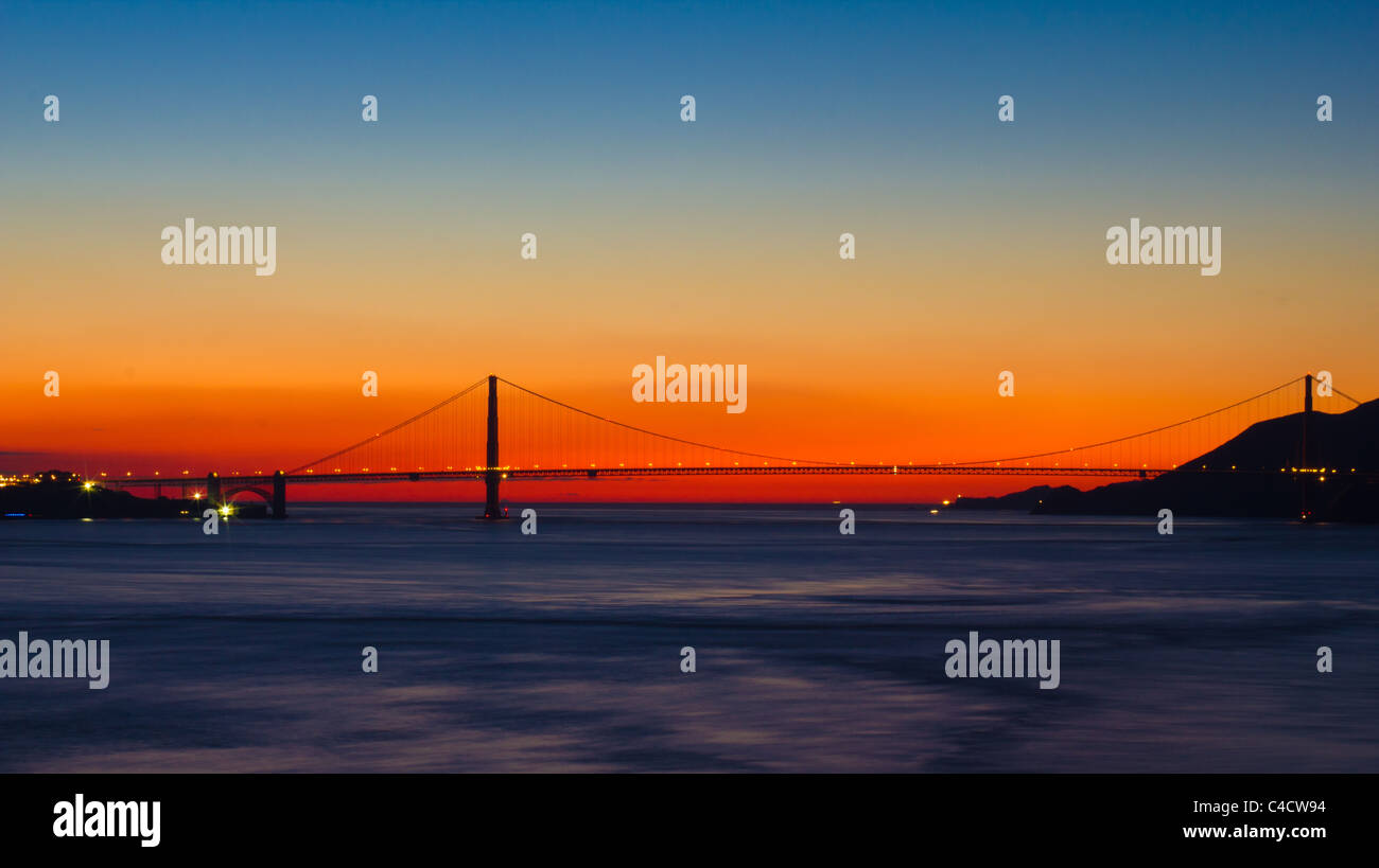 Golden Gate Bridge à San Francisco au coucher du soleil prises d'Alcatraz Banque D'Images