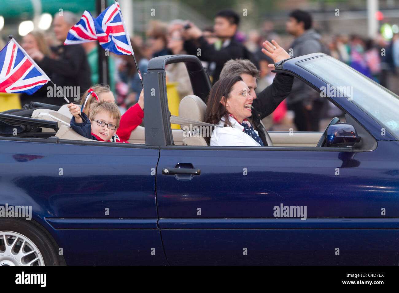 Les Voitures Roulant Sur Le Mall Le Soir Avant Le Mariage Du