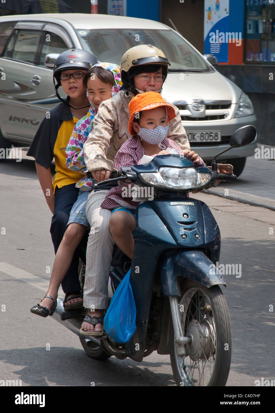 Voyage chaotique de progrès, le Vietnam du Nord, les petites motos sont très populaires ici Banque D'Images