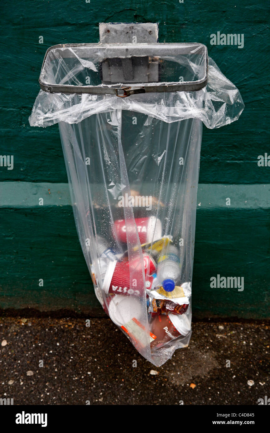 Poubelle avec un sac de claire pour la sécurité dans l'île de Wight, Angleterre Banque D'Images