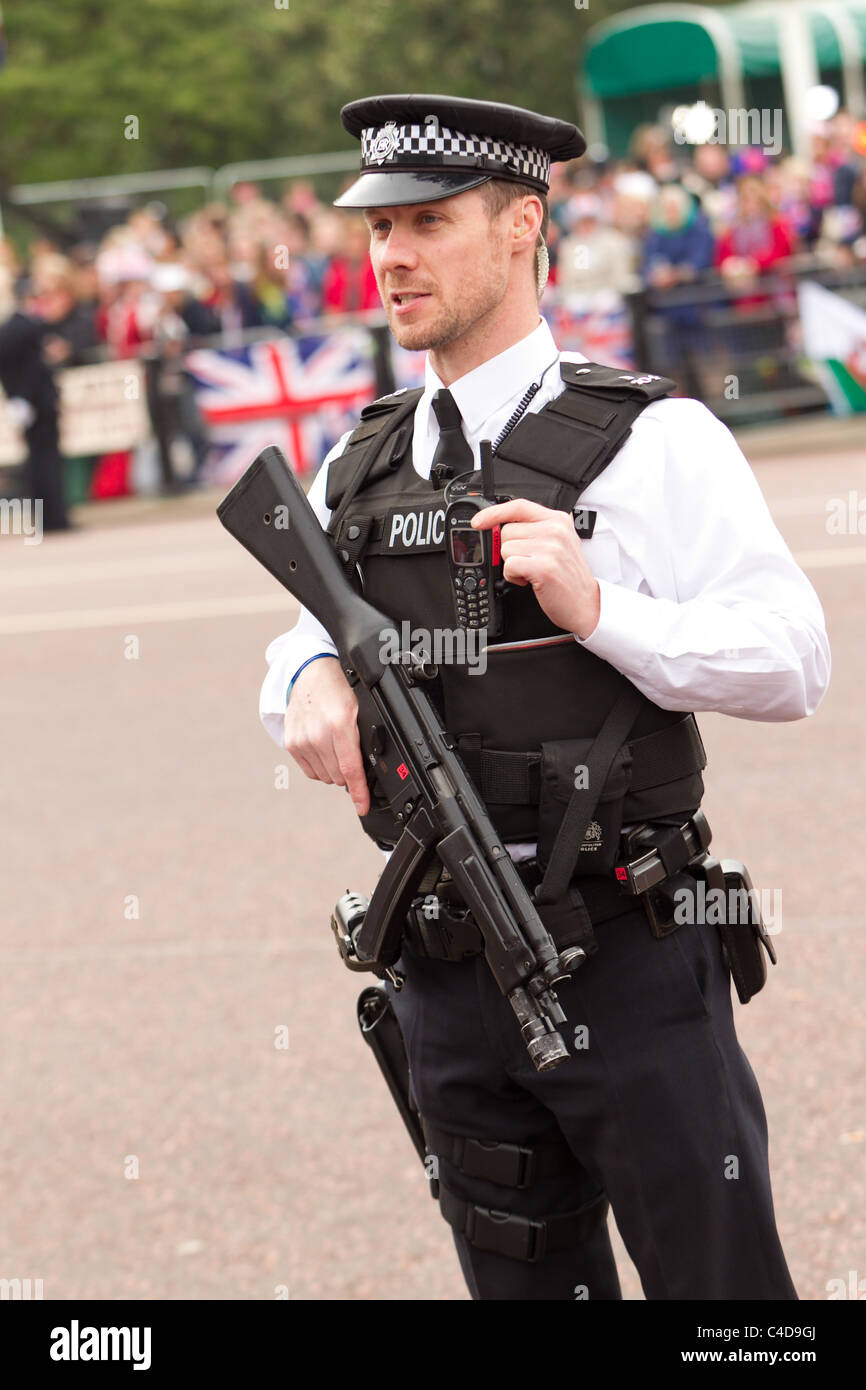 Policier armés le long de la route du mariage du Prince William et Kate Middleton- le 29 avril 2011, Londres Banque D'Images
