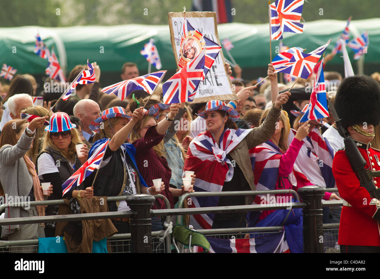 La foule attendre le retour du Prince William et Kate Middleton, (29 avril 2011), Londres, Angleterre Banque D'Images