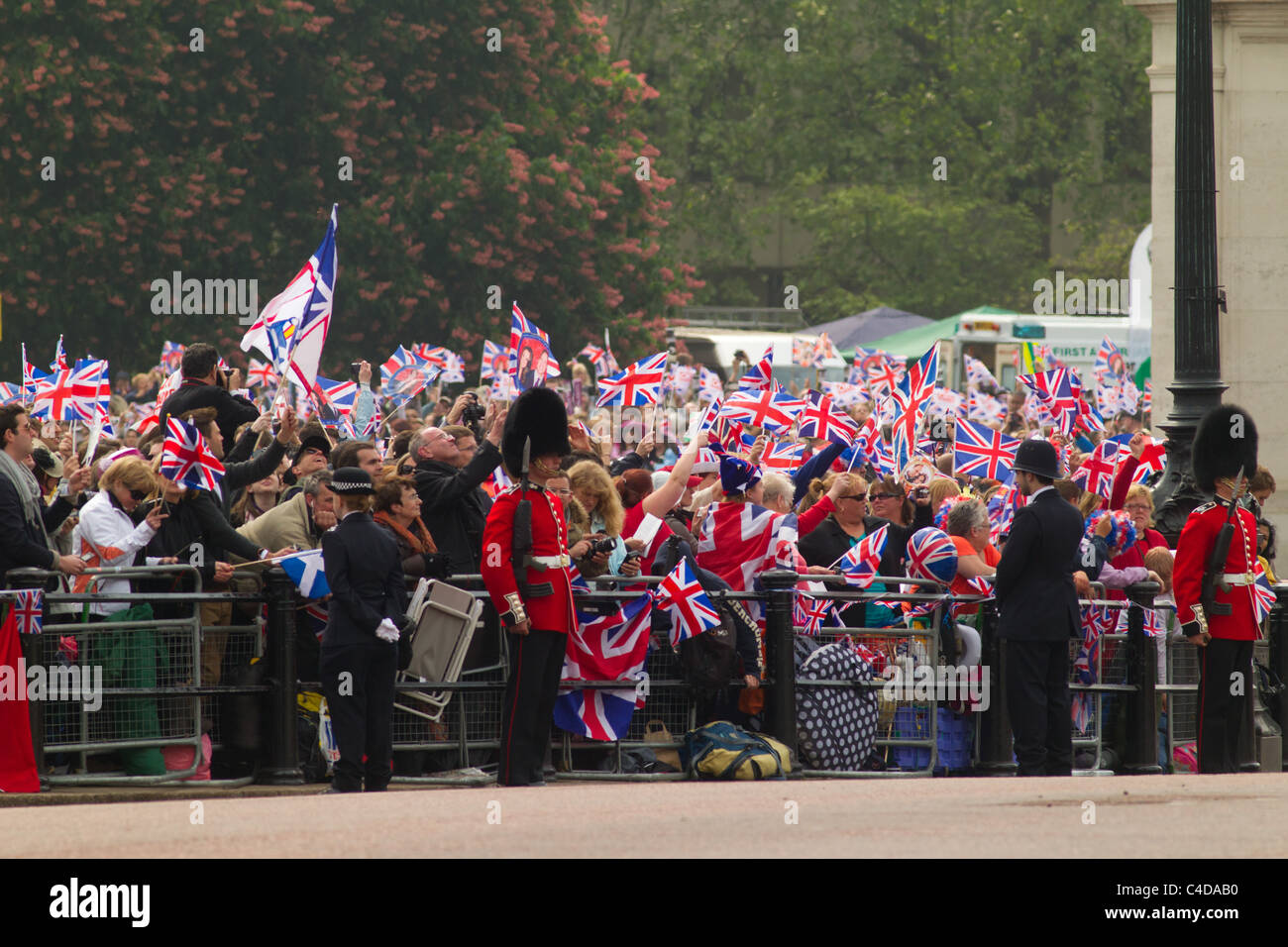 La foule attendre le retour du Prince William et Kate Middleton, (29 avril 2011), Londres, Angleterre Banque D'Images
