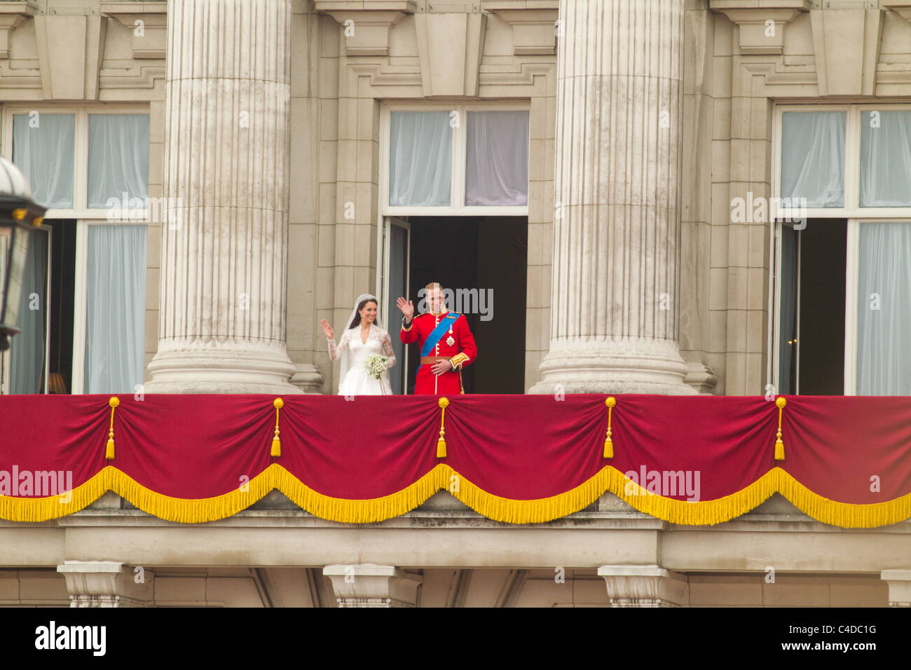 Le nouveau duc et la duchesse de Cambridge s'affichent pour les foules sur le balcon du palais de Buckingham après leur mariage, le 29 avril Banque D'Images