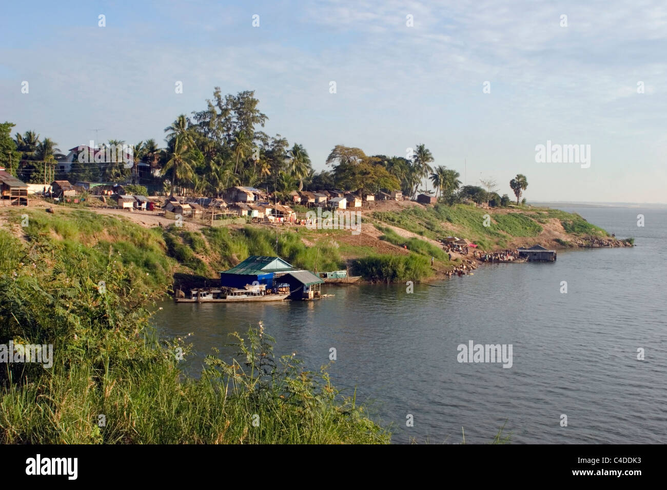 Une vue panoramique d'une communauté vivant dans la pauvreté, situé au-dessus de la rive du Mékong au Cambodge. Banque D'Images
