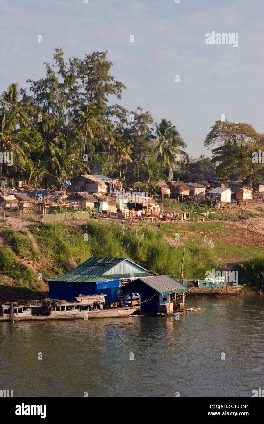 Une vue panoramique d'une communauté vivant dans la pauvreté, situé au-dessus de la rive du Mékong au Cambodge. Banque D'Images